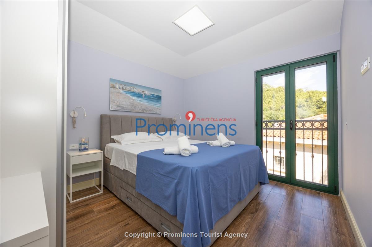 Beachfront Villa San't Antonio Podaca – 4 Bedrooms, 2 Families, Direct Sea Access, Makarska Riviera
