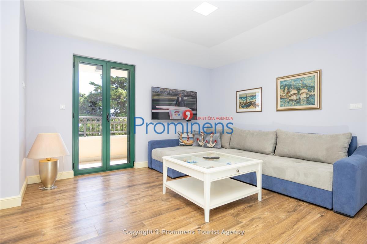 Beachfront Villa San't Antonio Podaca – 4 Bedrooms, 2 Families, Direct Sea Access, Makarska Riviera