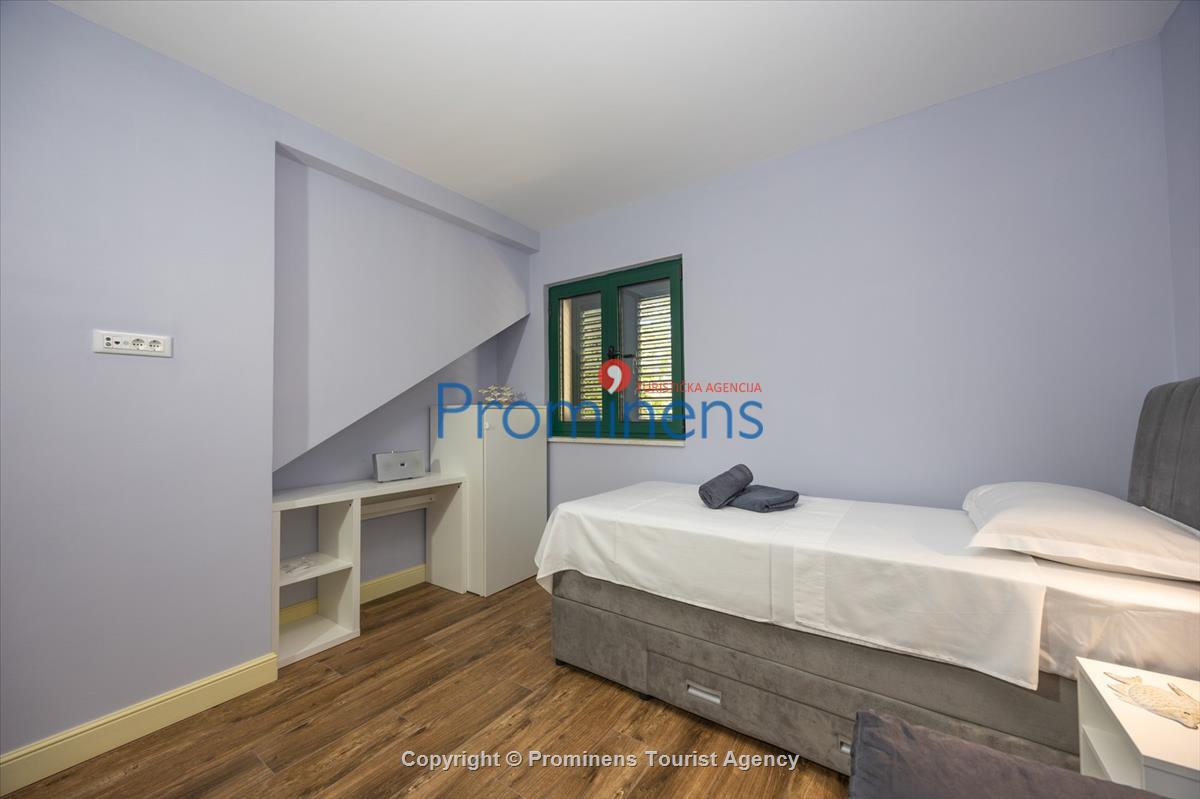 Beachfront Villa San't Antonio Podaca – 4 Bedrooms, 2 Families, Direct Sea Access, Makarska Riviera