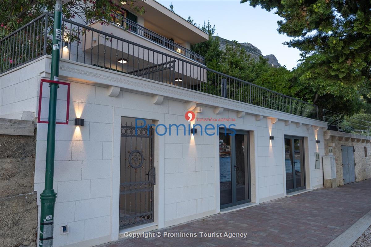 Beachfront Villa San't Antonio Podaca – 4 Bedrooms, 2 Families, Direct Sea Access, Makarska Riviera