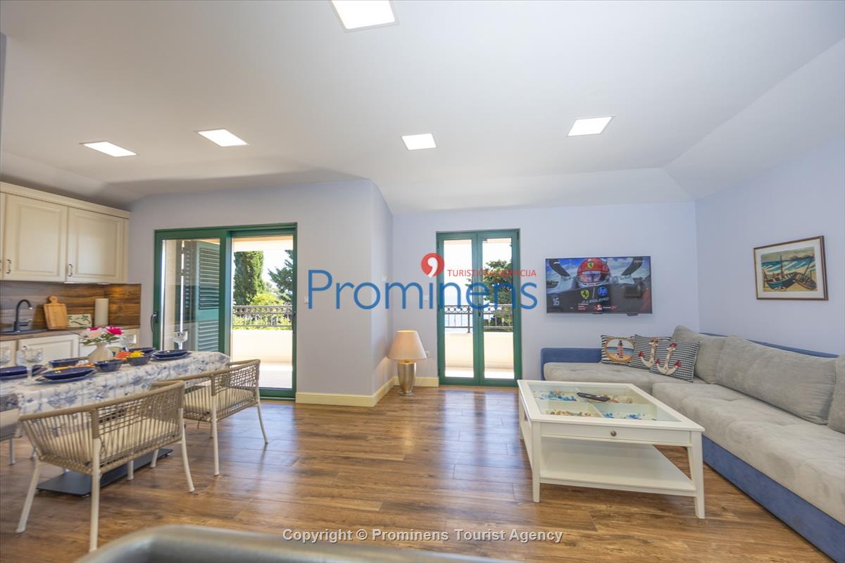 Beachfront Villa San't Antonio Podaca – 4 Bedrooms, 2 Families, Direct Sea Access, Makarska Riviera