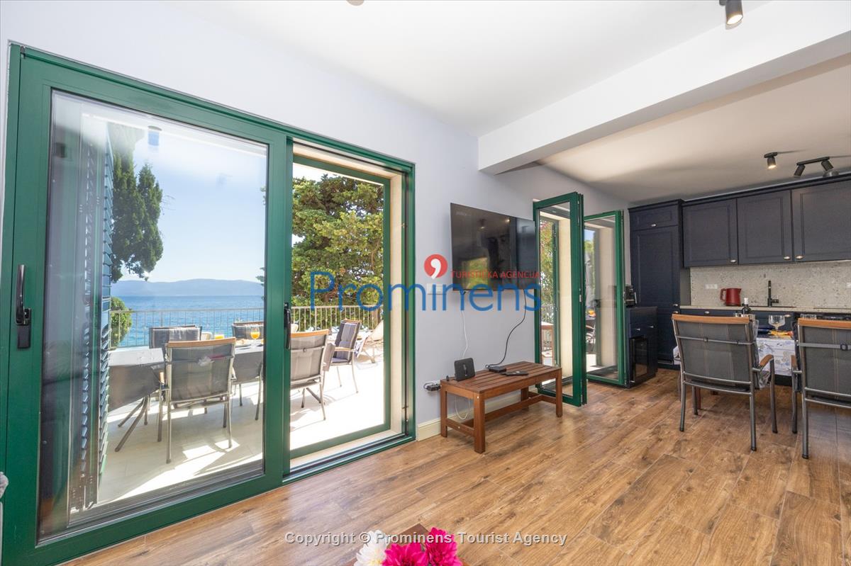 Beachfront Villa San't Antonio Podaca – 4 Bedrooms, 2 Families, Direct Sea Access, Makarska Riviera