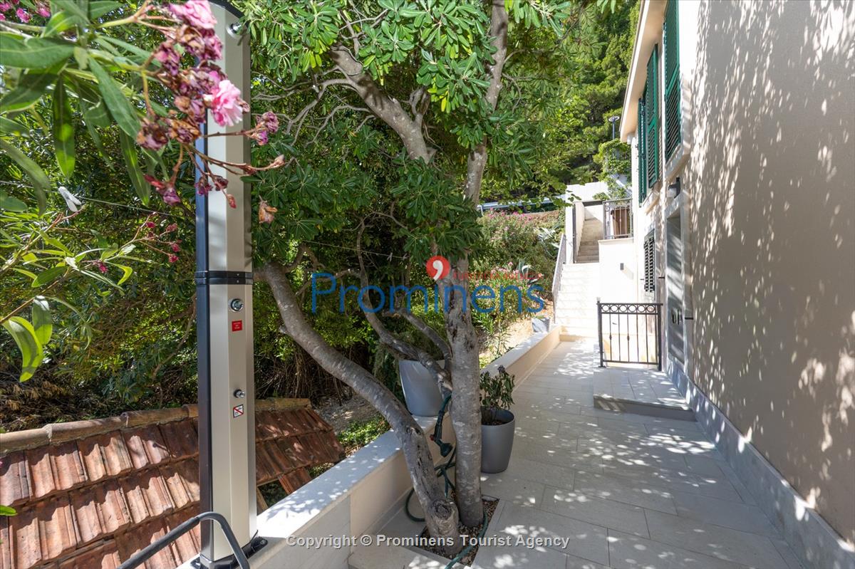 Beachfront Villa San't Antonio Podaca – 4 Bedrooms, 2 Families, Direct Sea Access, Makarska Riviera