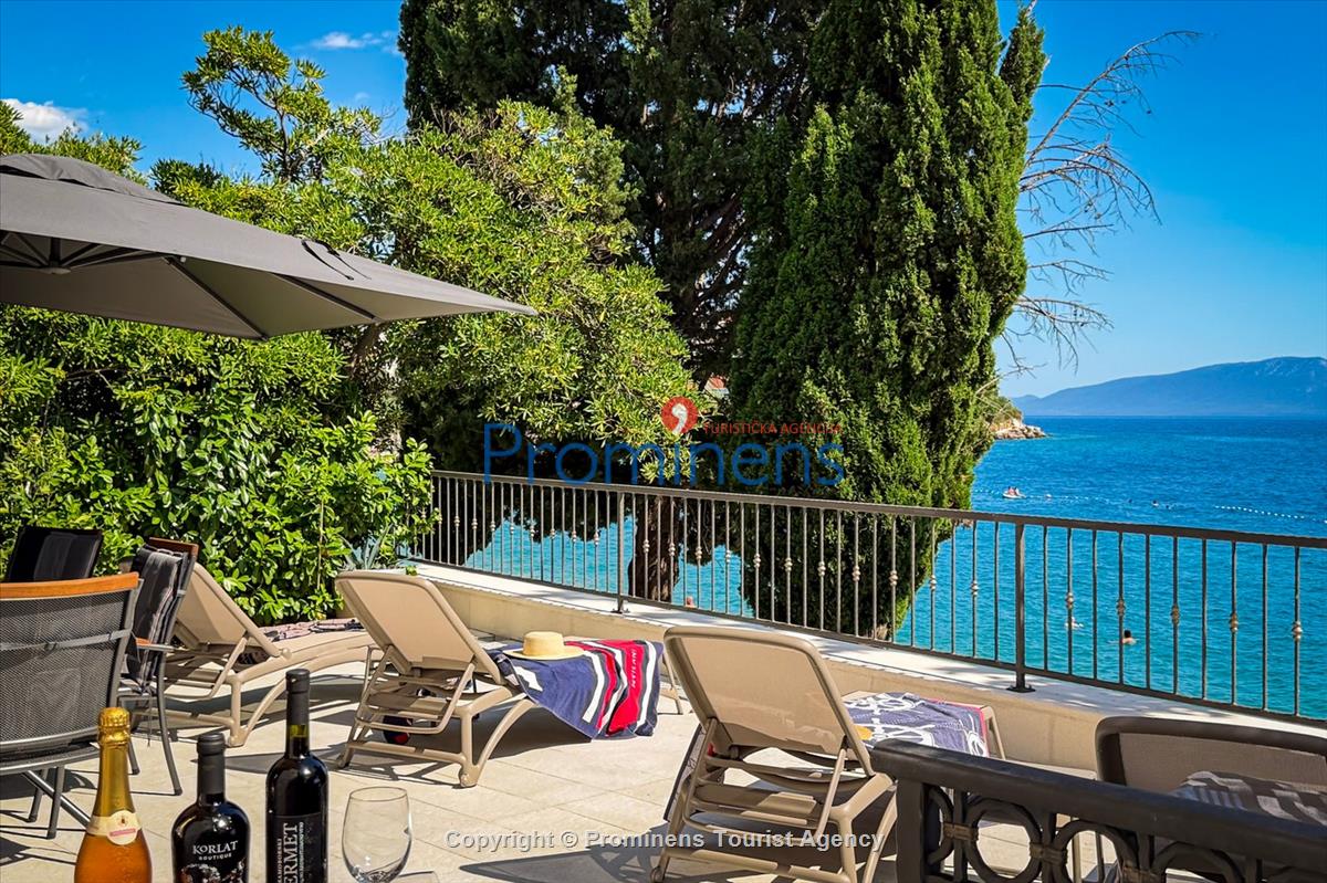 Beachfront Villa San't Antonio Podaca – 4 Bedrooms, 2 Families, Direct Sea Access, Makarska Riviera