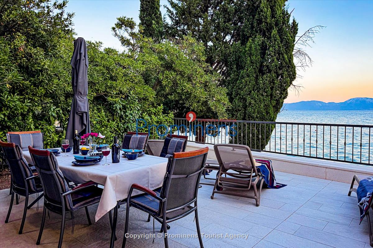 Beachfront Villa San't Antonio Podaca – 4 Bedrooms, 2 Families, Direct Sea Access, Makarska Riviera