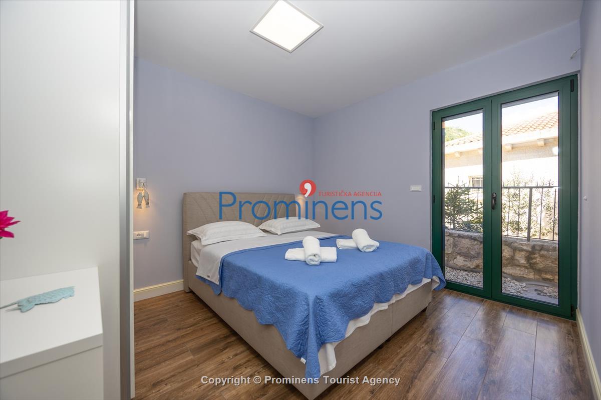 Beachfront Villa San't Antonio Podaca – 4 Bedrooms, 2 Families, Direct Sea Access, Makarska Riviera