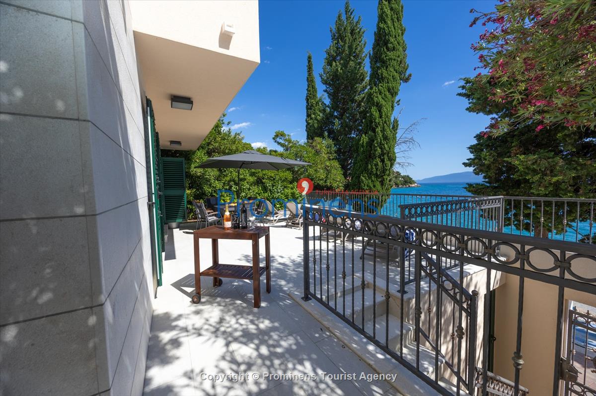 Beachfront Villa San't Antonio Podaca – 4 Bedrooms, 2 Families, Direct Sea Access, Makarska Riviera