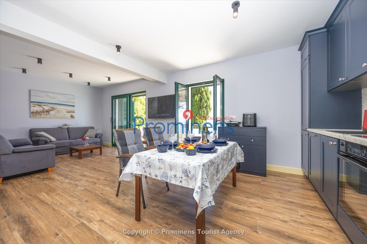 Beachfront Villa San't Antonio Podaca – 4 Bedrooms, 2 Families, Direct Sea Access, Makarska Riviera